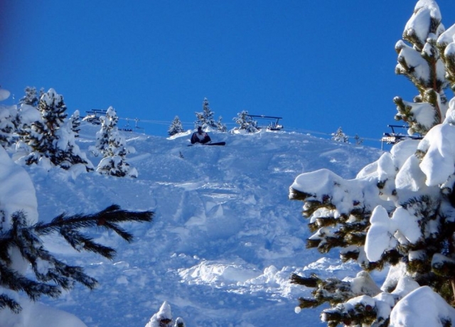  Sur la pente enneigée avec la planche à neige 